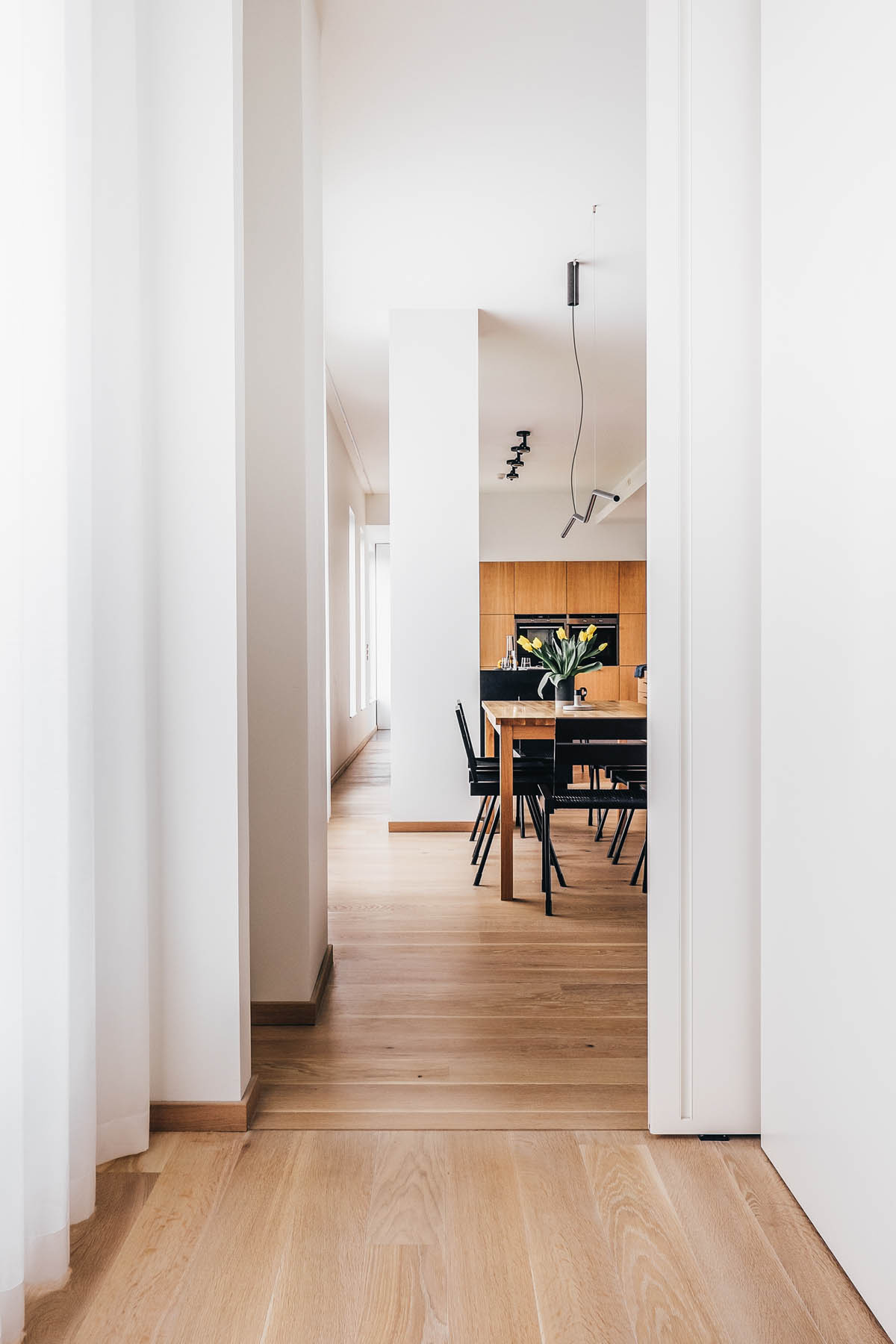 白色和木质纹理搭配的4个小公寓装修设计