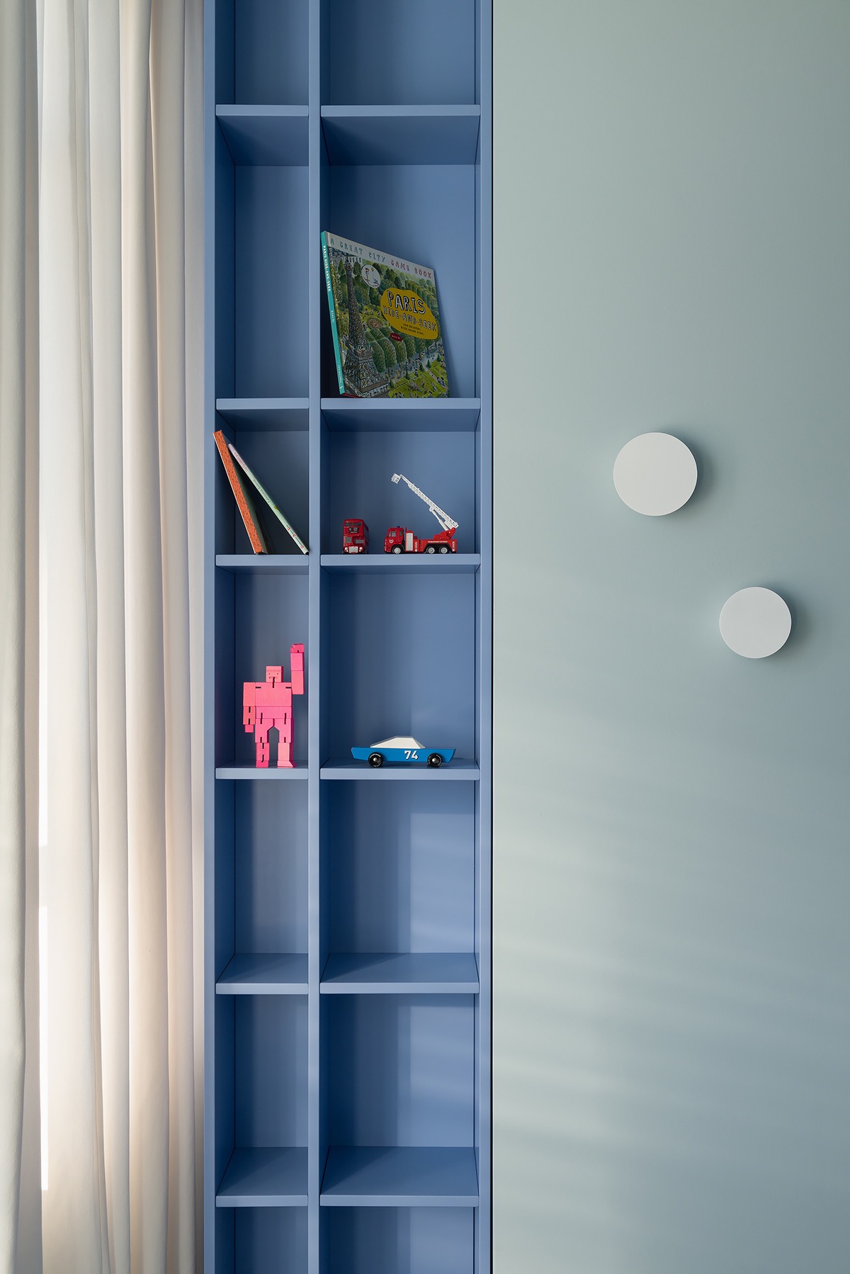 蓝和粉红的搭配：2套大胆而轻盈的室内装修设计