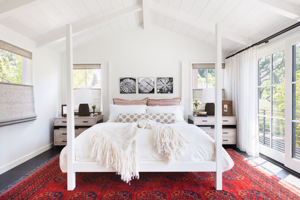 white-bedroom-with-red-accents.j