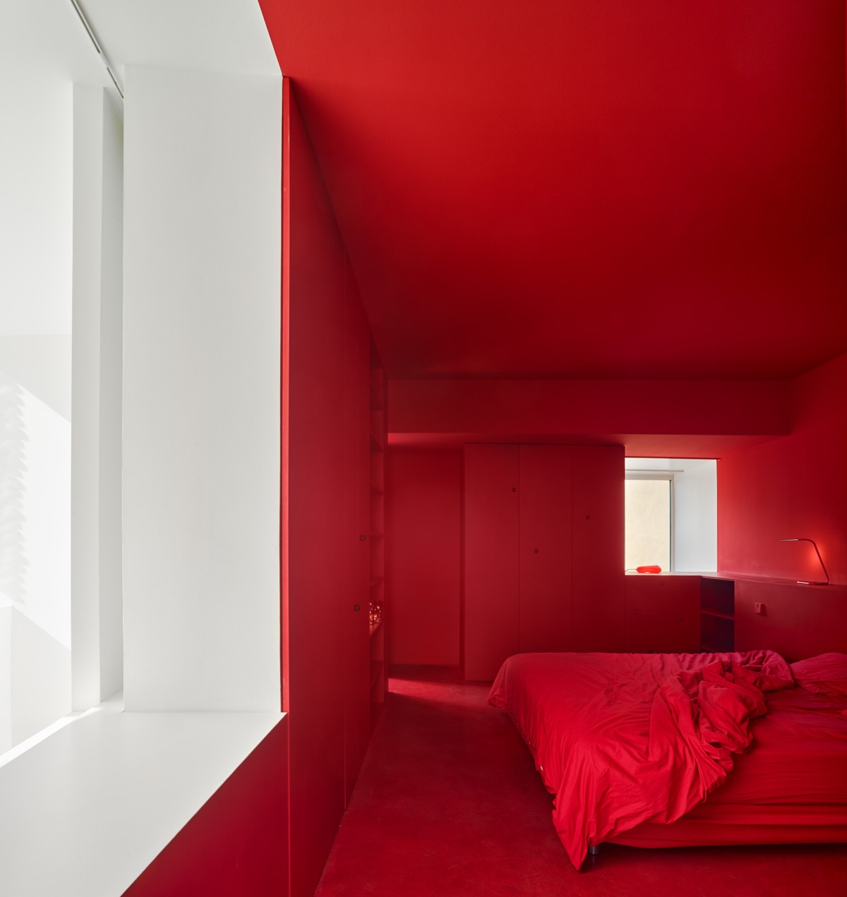 red-carpet-bedroom-600x636.jpg