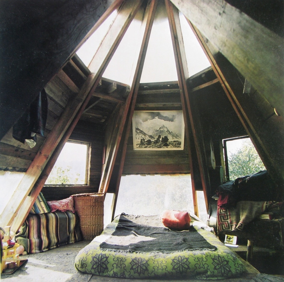 rustic-green-bedroom-600x596.jpg