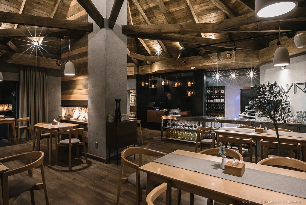 灰色调与木质空间：乌克兰YAVIR餐厅设计