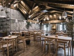 灰色調與木質空間：烏克蘭YAVIR餐廳設計