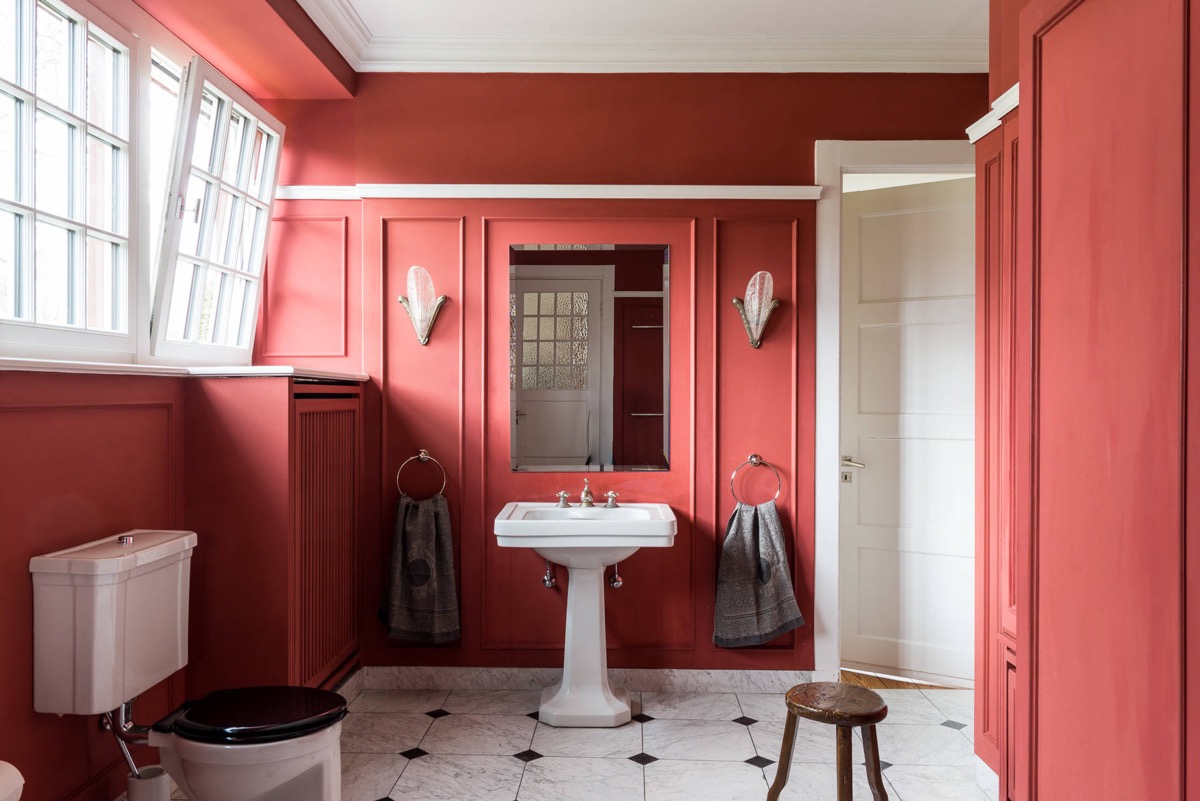 red-black-and-white-bathroom-600x401.jpg