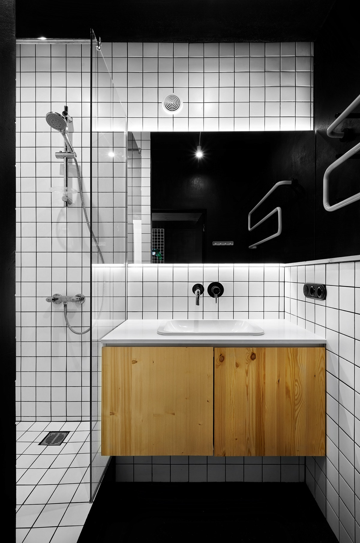 black-and-white-bathroom-600x904.jpg