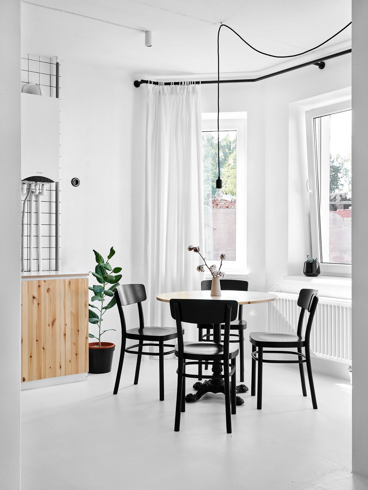 black-and-white-dining-room-600x799.jpg