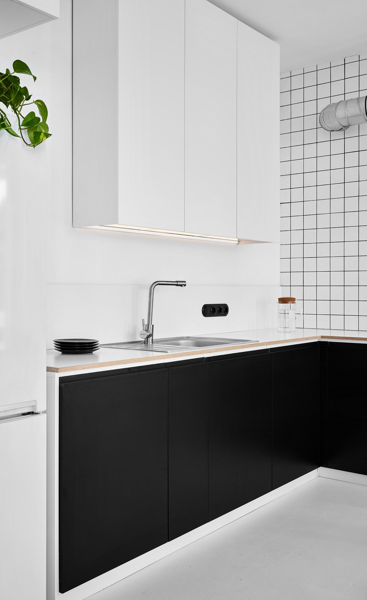 black-and-white-kitchen-ideas-600x980.jp