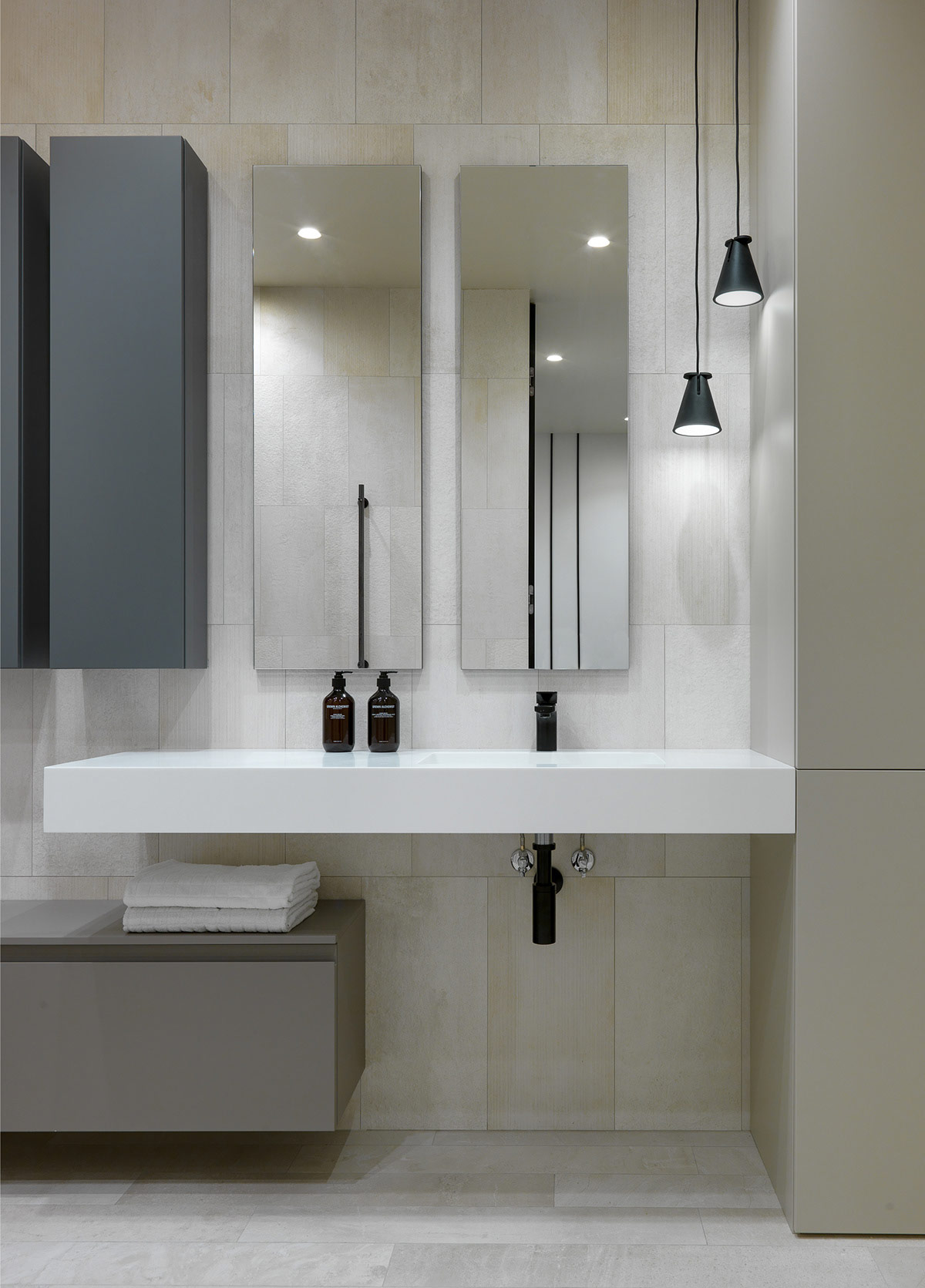 black-bathroom-vanity-lights-600x836.jpg