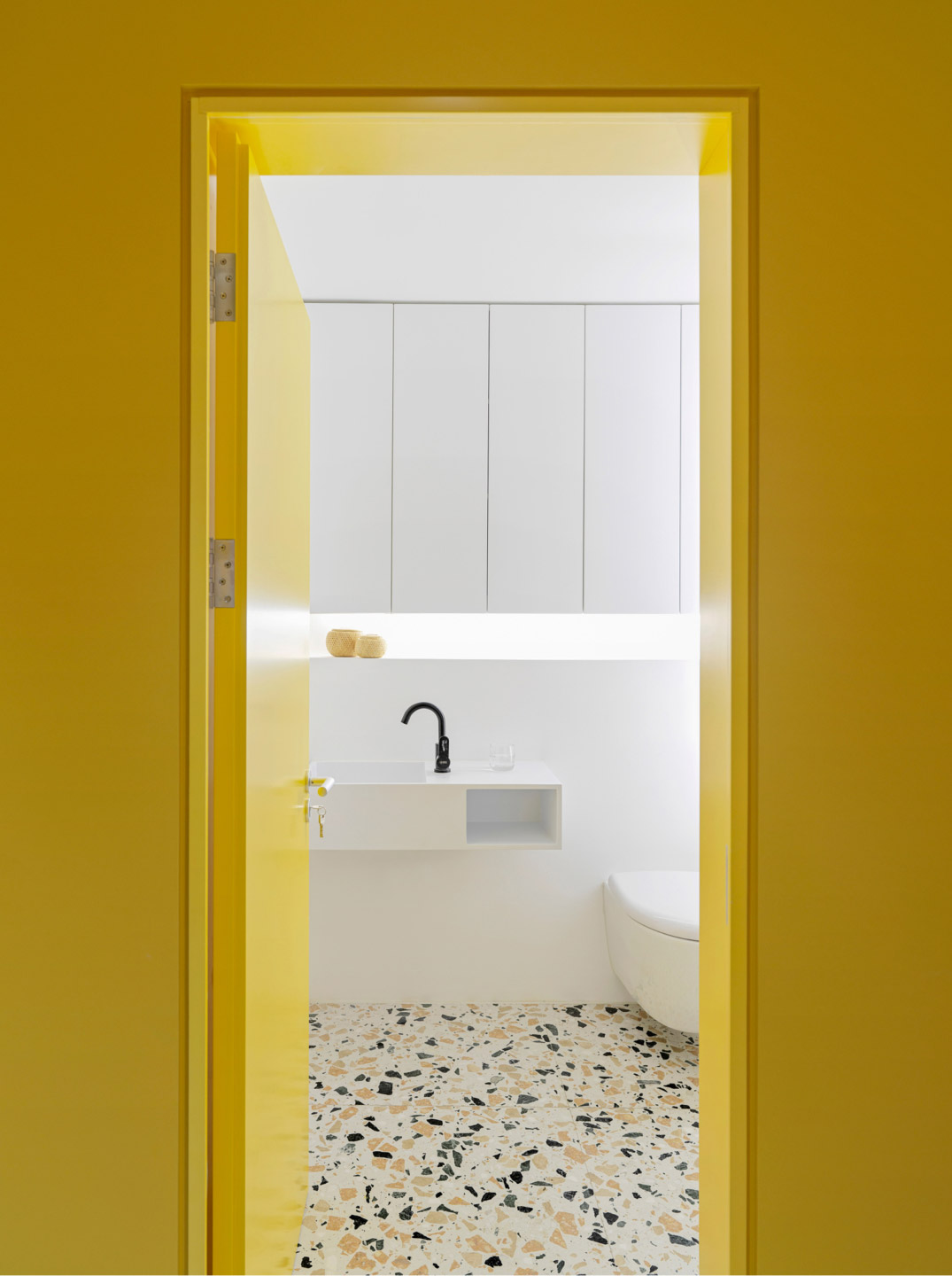 yellow-and-white-bathroom-600x804.jpg