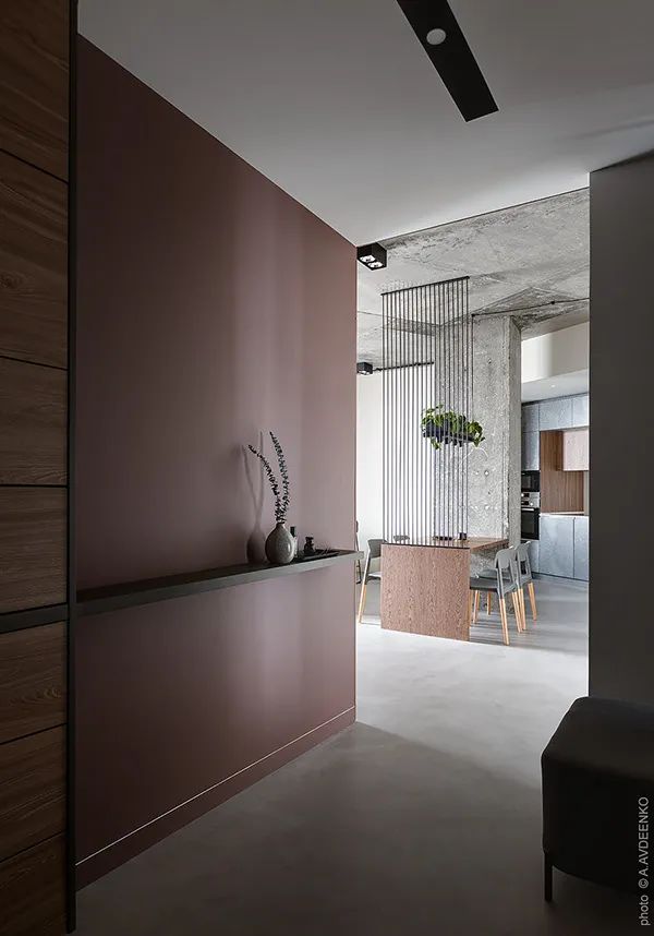 水泥色+木质打造低调灵动的现代住宅