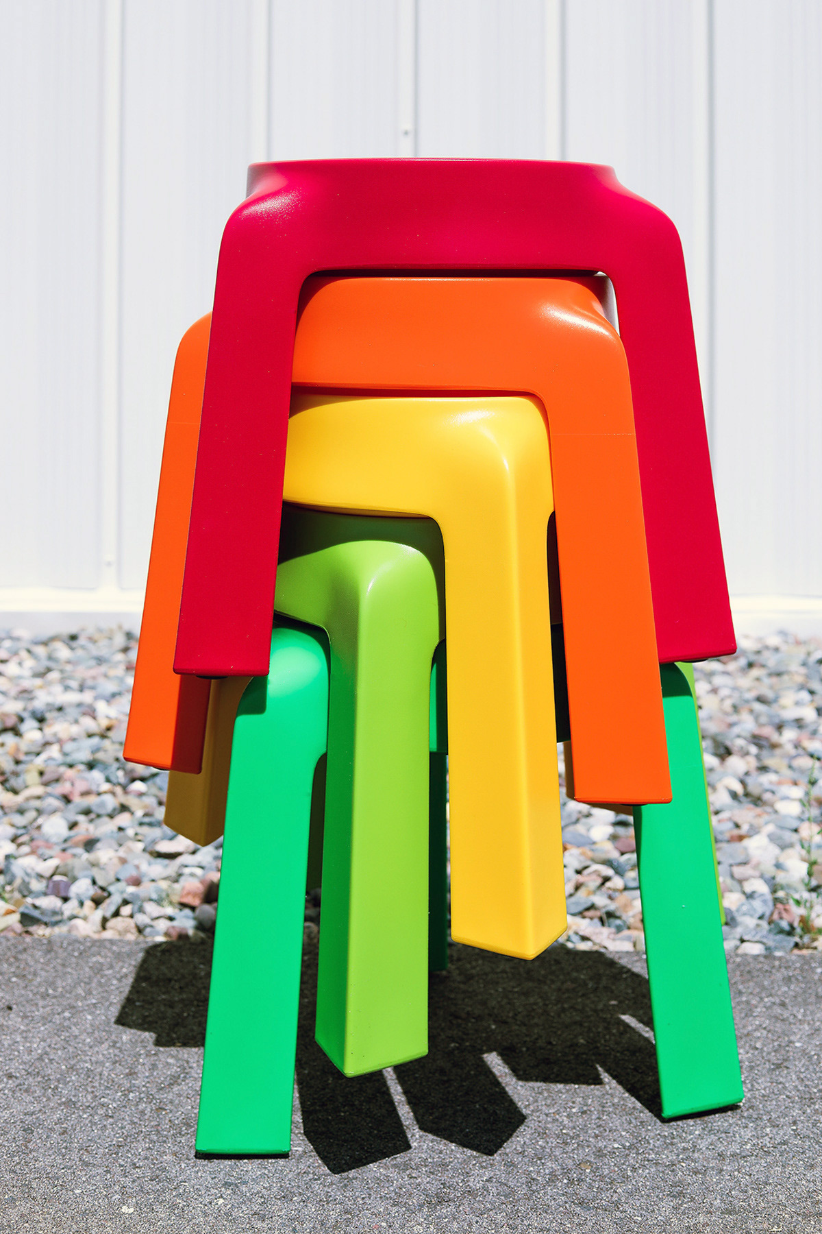 多姿多彩的UFO塑料堆叠凳设计