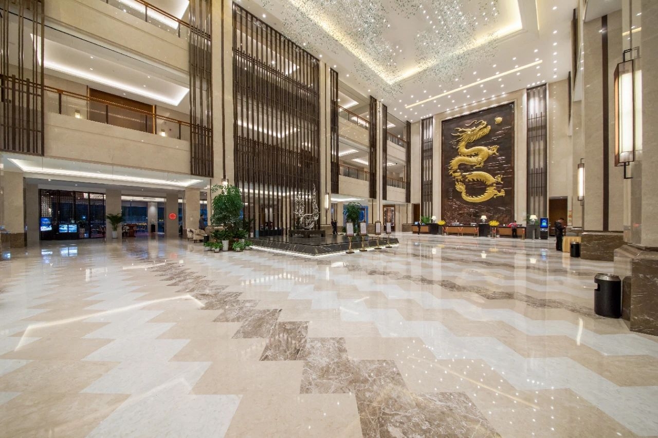 雷士照明携“智慧客房”亮相上海酒店展，开启智美·光之旅！