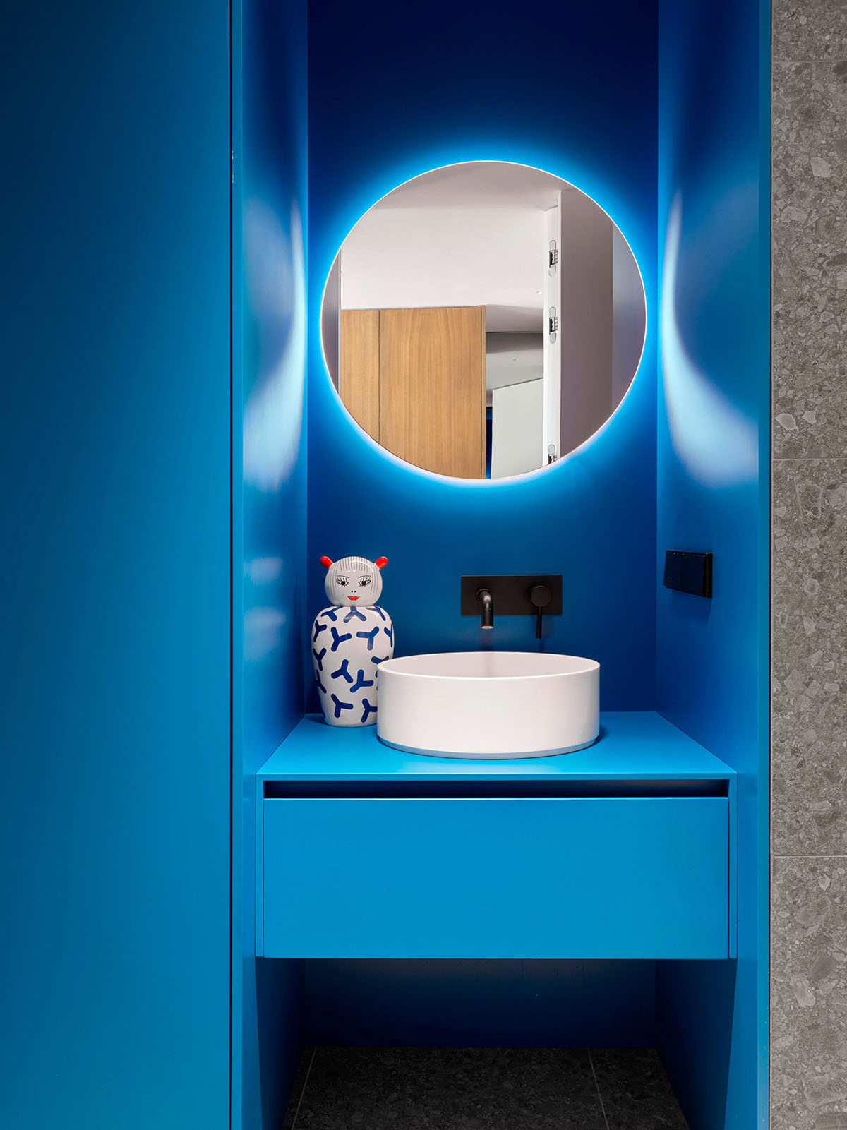大胆明亮的蓝色调！61平米活力小公寓设计