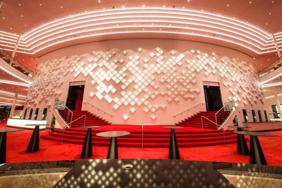 OLEDWorks助力德国汉堡Elbe剧院OLED灯光秀实现灯光自由设计