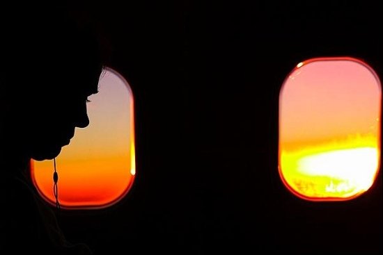 如何透过飞机的窗户拍摄照片