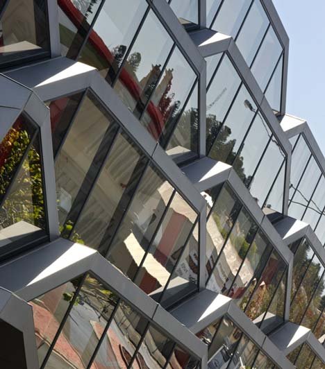 倾斜的六角形玻璃幕墙：Warrnambool新校区