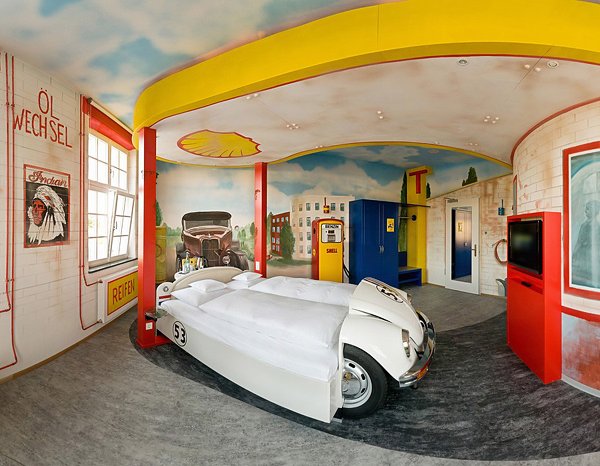 超酷设计的V8汽车旅馆