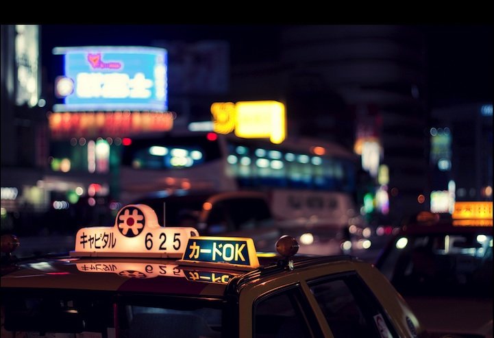 有趣的视角：东京夜幕下的出租车顶灯