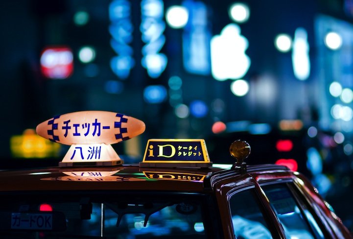 有趣的视角：东京夜幕下的出租车顶灯