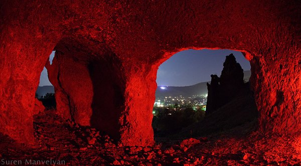 美丽的岩石和洞穴：亚美尼亚Goris 夜景照片