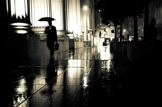 Corrie White摄影作品：雨中人物