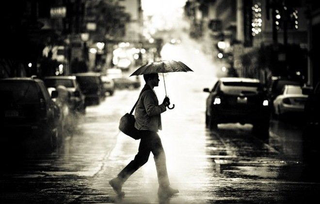 Corrie White摄影作品：雨中人物