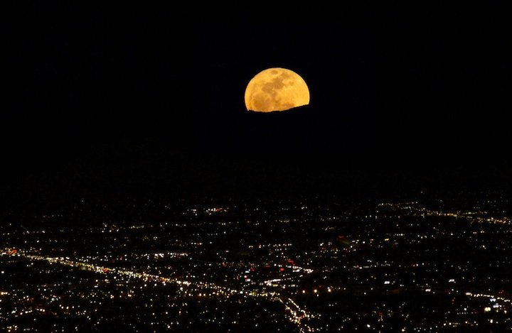 10张完美的超级月亮（Supermoon）摄影图片