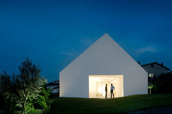 葡萄牙Leiria极简的白色住宅