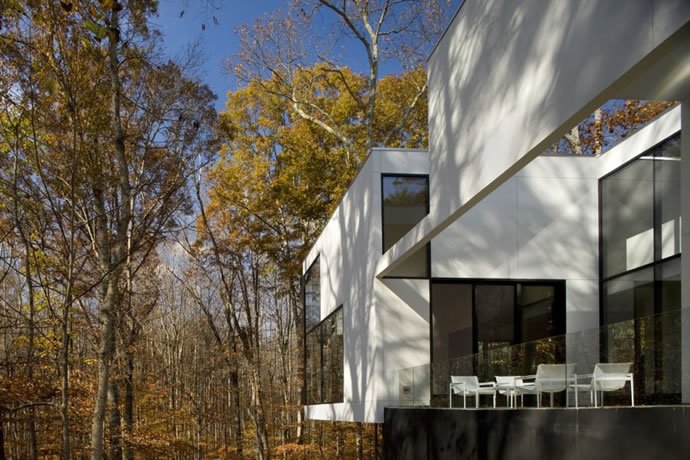 白色的几何形状与玻璃结合：Graticule林中别墅