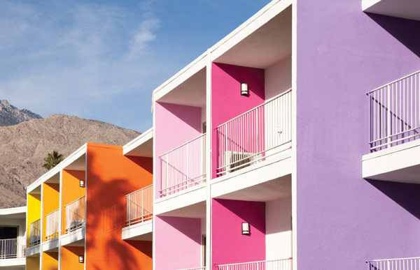 柔和的色彩：加州棕榈泉假日酒店