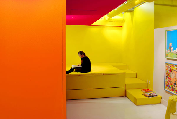 现代艺术收藏家的彩色Loft空间设计