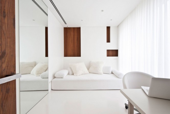 核桃木点缀的唯美白色公寓设计