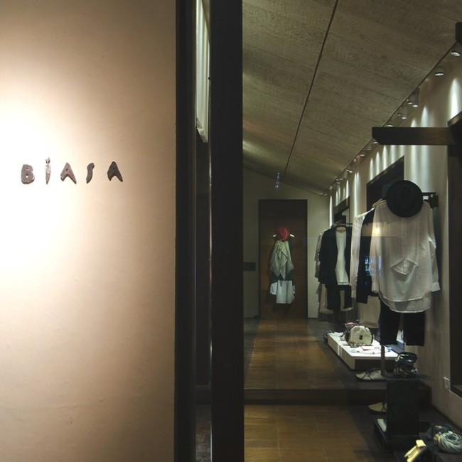 巴厘岛传统和现代结合的Biasa时装店设计