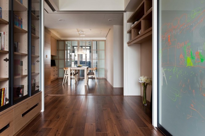 可伸缩的玻璃门: 开放式空间的公寓设计
