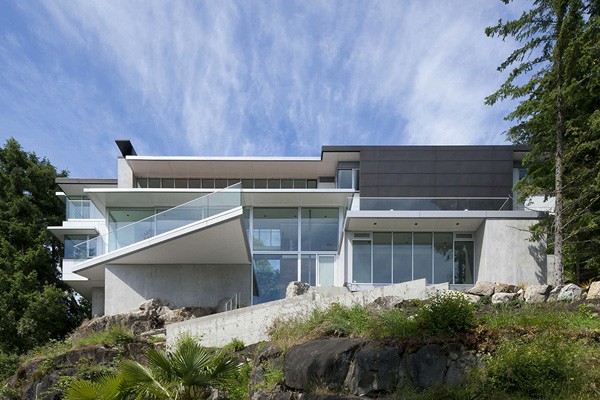 加拿大山顶岩石上的现代别墅