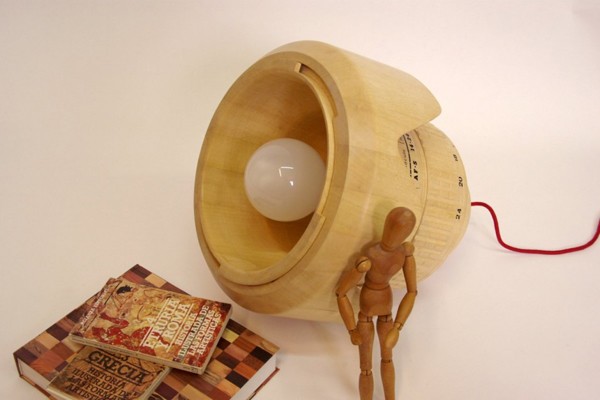 手工打造的“尼康镜头”木制吊灯