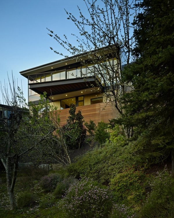 运用玻璃和钢：Bellevue现代简约的山顶别墅