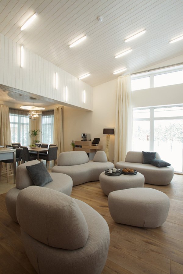 温馨舒缓的中性色调：立陶宛现代住宅设计