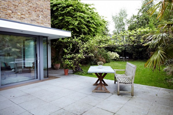 享受自然采光的户外美景：伦敦温馨通透的现代别墅设计