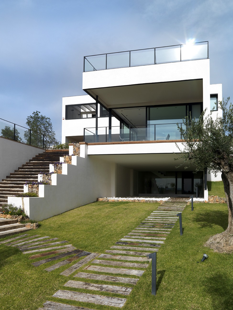 西班牙瓦伦西亚纯白现代别墅设计