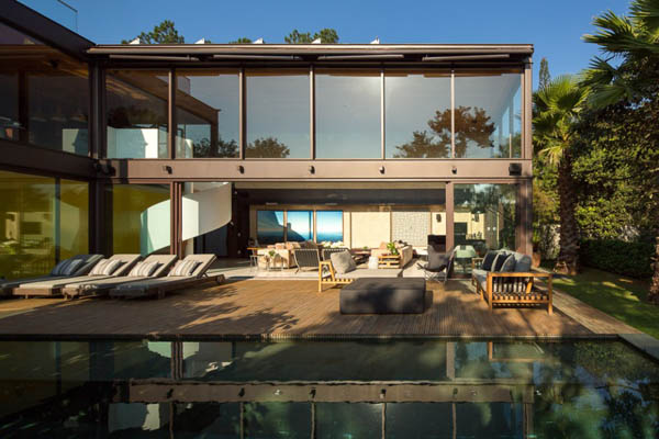 玻璃和钢打造的豪宅：巴西820平米Limantos别墅欣赏