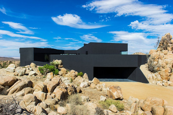 Oller & Pejic: 沙漠中的黑色住宅