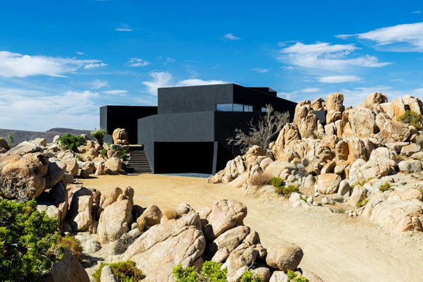 Oller & Pejic: 沙漠中的黑色住宅