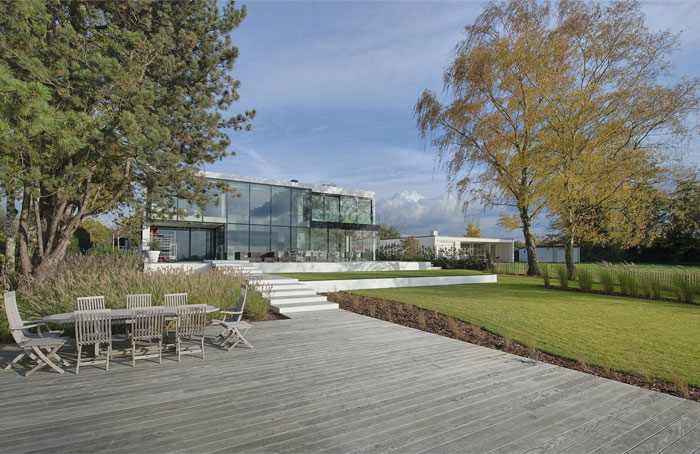 荷兰大气简约的湖岸玻璃别墅