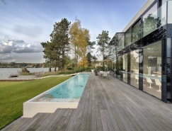 荷兰大气简约的湖岸玻璃别墅