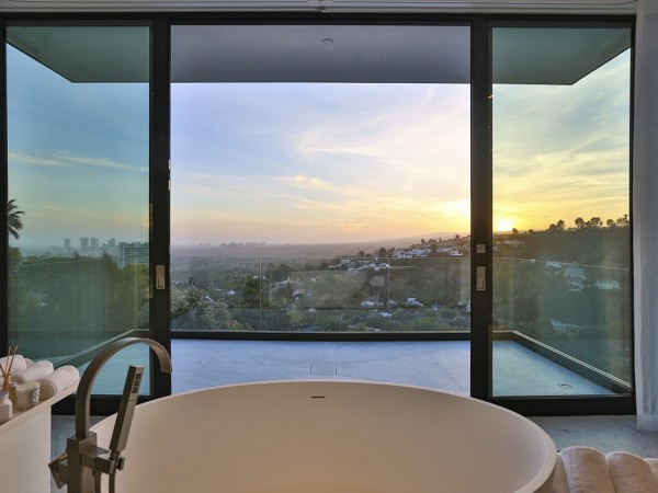 鸟瞰洛杉矶盆地的现代豪宅欣赏