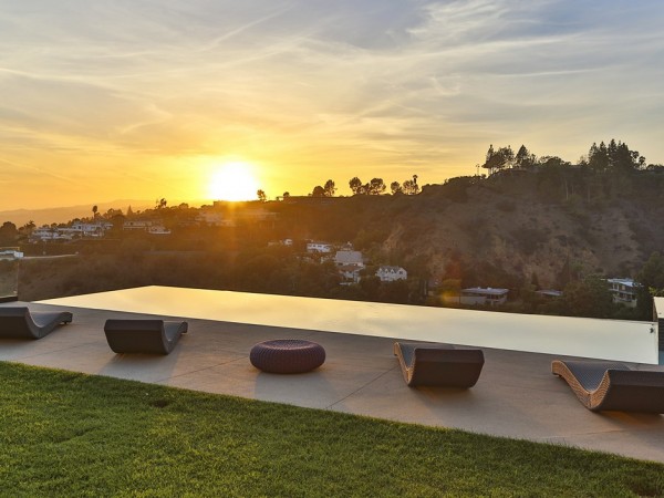 鸟瞰洛杉矶盆地的现代豪宅欣赏