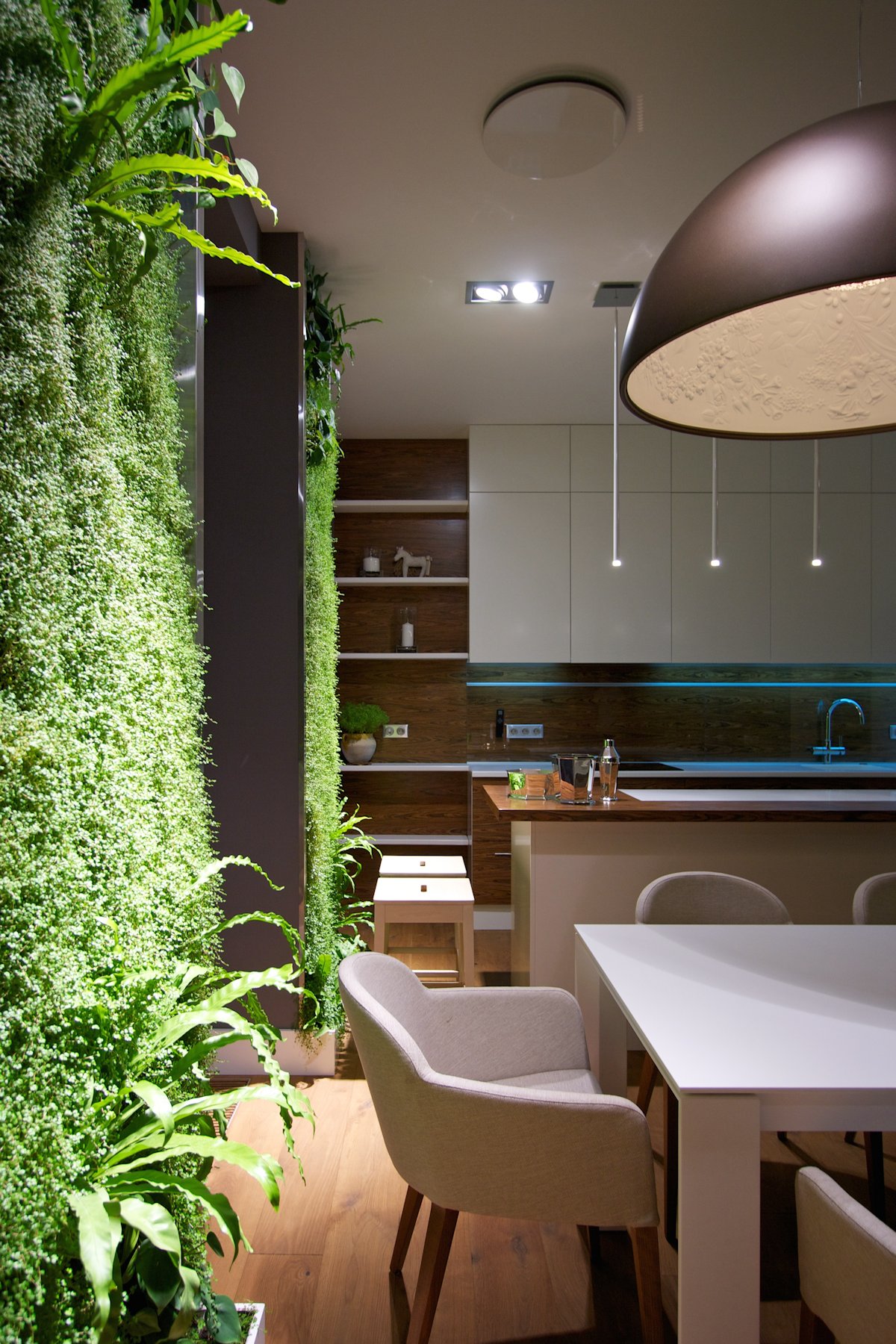 创意垂直绿化墙:乌克兰简约个性公寓欣赏