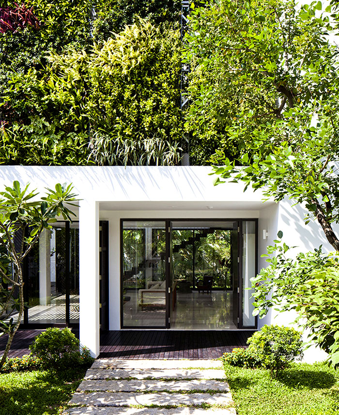 简洁的线条和开放式空间:绿色环绕的舒适别墅