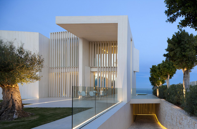 俯瞰地中海美景:Sardinera极简风格豪华别墅设计